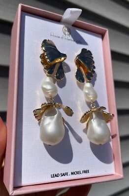 Brincos House Of Harlow 1960 folha tom dourado pérola falsa gota pendente novos na caixa - Imagem 1 de 4