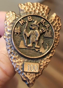 VINTAGE MA. ARROWHEAD ARCHERY SHOOTING PIN M.B. B.A. AWARD BADGE BOY SCOUTS ? - Picture 1 of 4