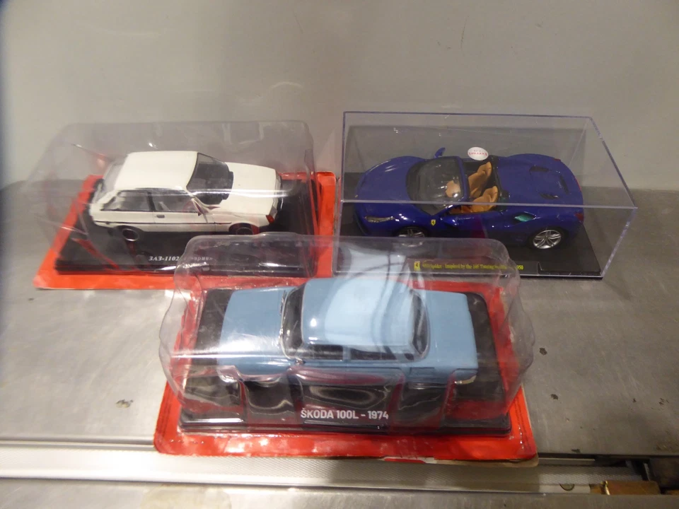Lot de 3 Voitures Miniatures 1/24 Ferrari Skoda Diecast car ILE84 - Photo 1/4