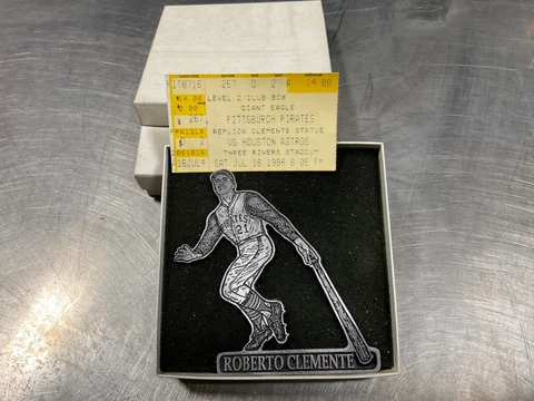 Giant Eagle Pittsburgh Pirates #21 Roberto Clemente Licensed Statue 1994 NEW Cover
