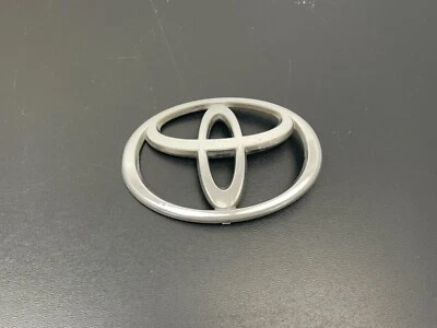 Toyota Solara 2002-2003 emblema de parrilla delantera cromada 1 lengüeta de carrera OEM 75311-AA050 Foto 1 de 4