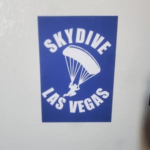 Envío Gratuito El mismo Día SKYDIVE LAS VEGAS Logotipo Azul Oficial 4x6 Imán - Imagen 1 de 1