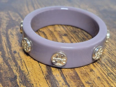 Brazalete brazalete vintage de resina con logotipo de Tory Burch Foto 1 de 4