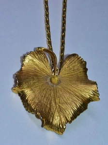 Pin de hoja estampada Coro en tono dorado 1930 y collar de 14" - Imagen 1 de 5