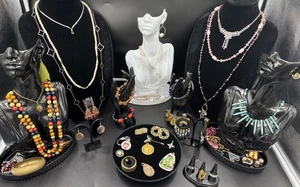 Vintage Jewellery* bulk lot mixed Estate jewellery Lot. * Read* - Bild 1 von 16