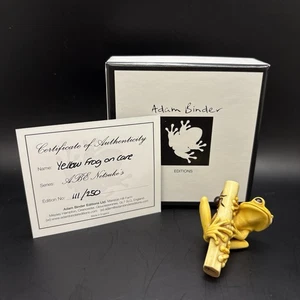 Adam Binder Editions Netsuke "Gelber Frosch auf Stock" signiert 111/250 - Bild 1 von 9