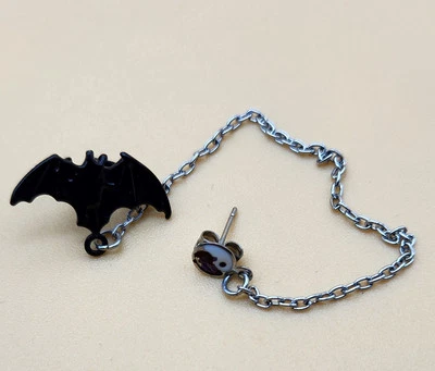 Pendiente gótico negro oreja de murciélago y cadena Foto 1 de 3