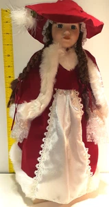 Muñeca de porcelana vestido de terciopelo rojo, capa y sombrero ribete de piel blanca trenzas de pelo marrón 15" - Imagen 1 de 5