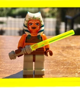 LEGO STAR WARS CLON AHSOKA AUTÉNTICA MINIFIGURA con SABLE DE LUZ JEDI - Imagen 1 de 2