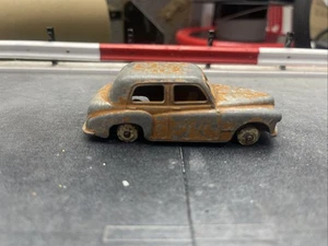 Dinky Toys Hillman Minx Saloon TO RESTORE - Picture 1 of 9