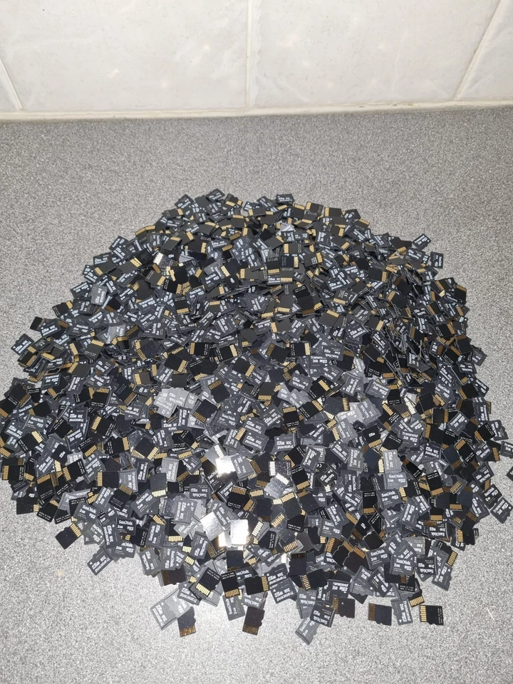 100x UNTESTED SanDisk & Transcend 2GB SD-CARD - JOBLOT AA4070 - Image 1 of 2