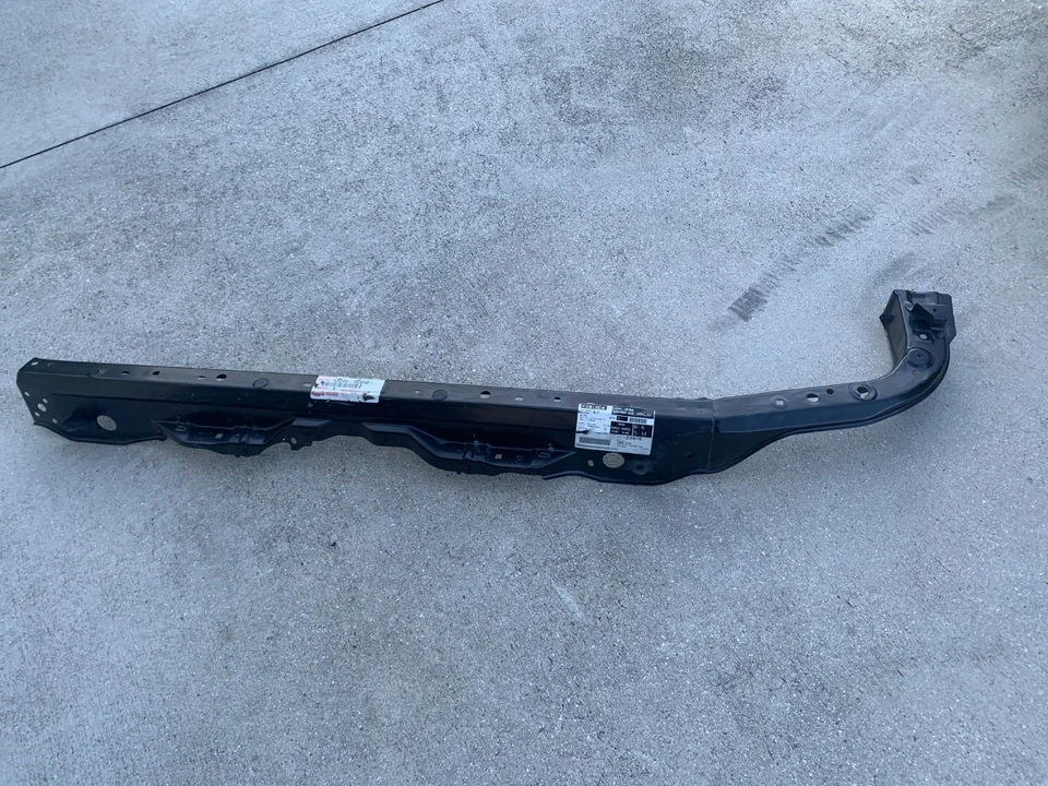 Soporte de radiador barra de amarre superior genuino Toyota 53205-0C050 - se adapta a Tundra 2014-202 Foto 1 de 4