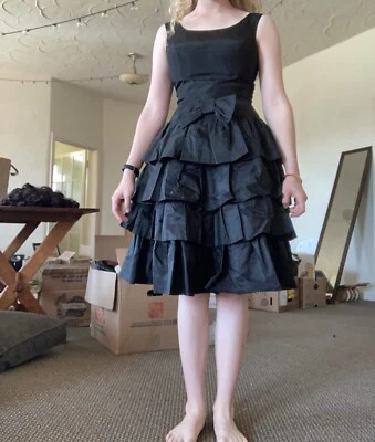 Vestido de cóctel True Vintage negro con volantes señora Maisel, lazo, 28”, talla 8, años 50 Foto 1 de 4