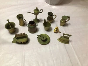 Set 10 Vintage Messing Metall Puppenhaus Miniatur Eisen, Kerzenhalter und mehr - Bild 1 von 3