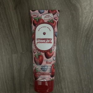 Bath & Body Works STRAWBERRY POUND CAKE BODY CREAM Ultimate Hydration 8 OZ - Picture 1 of 1