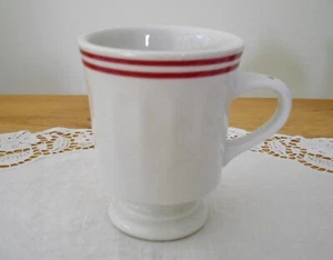 Taza de café vintage con pedestal de China de Syracuse blanca acanalada a rayas rojas ~ - Imagen 1 de 5