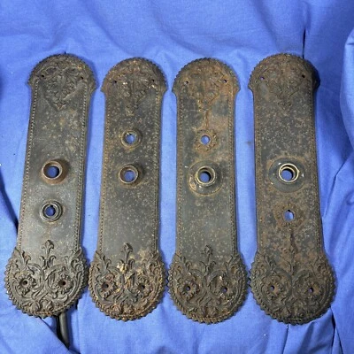 ANTIGUA PERILLA DE PUERTA VICTORIANA DE HIERRO FUNDIDO ORNAMENTADA PLACA POSTERIOR PLACA DE BLOQUEO Juego de 4 Foto 1 de 4