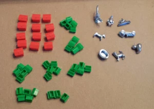 8 Metall Spielmarken, 13 Hotels & 33 Häuser aus 2017 Monopoly Spiel (Dinosaurier, Katze, - Bild 1 von 1