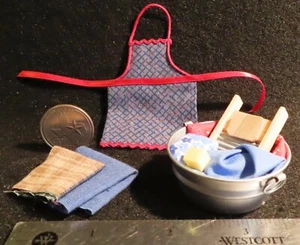 Schürze blau Haushalt Reinigung Wäschewanne Tuch Waschen 1:12 Mini Creative 7011 - Bild 1 von 3