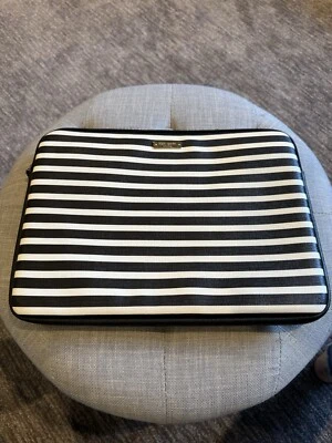 Funda protectora acolchada a rayas para portátil Kate Spade blanco y negro Foto 1 de 4