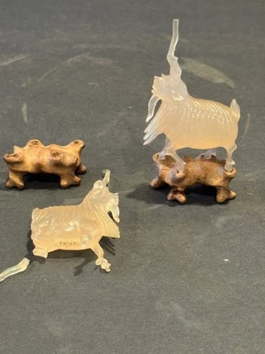 Un par de carneros de ágata tallados chinos con bases... Foto 1 de 4