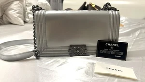 Chanel Boy Bag Lackleder Silber Schultertasche Kette Damen inkl. Zertifikat - Bild 1 von 14