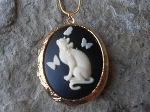 MEDALLÓN CHAPADO EN ORO CAMEO DE GATOS Y MARIPOSAS - CALIDAD, ÚNICO, REGALO, AMANTE DE LOS GATOS - Imagen 1 de 4