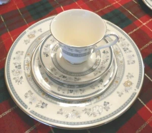 Minton Penrose 4 pc place setting (Dinner, Bread, Cup & Saucer) - Picture 1 of 6