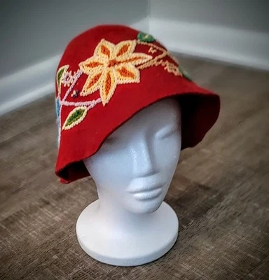 Sombrero Cubo Tejido Lana Roja Multicolor Bordado Flores Hecho a Mano Perú Foto 1 de 4