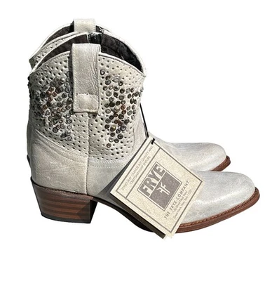 NUEVO EN CAJA con etiquetas Botas Frye Deborah Tachonadas Cremallera Cuero Marfil Media Pantorrilla Para Mujer 7 M Foto 1 de 4