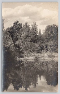 Postal RPPC Bosque Árboles Reflejado en Aguas Lago Aguas Bosque Paisaje - Imagen 1 de 2