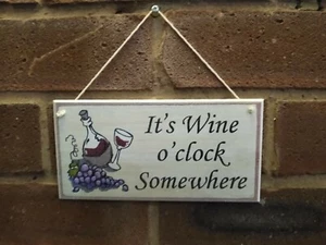 LETRERO DE MADERA IT'S WINE O'CLOCK EN ALGÚN LUGAR - NUEVO LETRERO DE CUEVA DE HOMBRE O DAMA  - Imagen 1 de 2