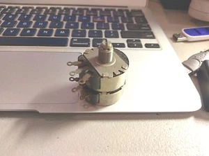 NOS Vintage Dual Trimmer Potentiometer 5 MEG & 10 MEG End Schlitzschaft - Bild 1 von 1