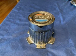 (1) 1968-1984vJeep J10 J20 4WD Cherokee Wagoneer Center Cap OEM 5352792 - Picture 1 of 6