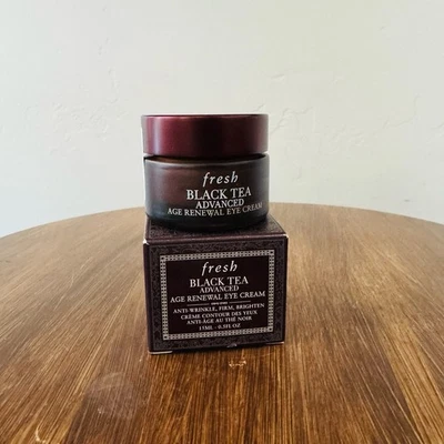 Crema renovadora de té negro fresco Advanced Age .5 fl oz Foto 1 de 4