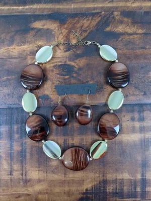 Collar grueso llamativo y pendientes colgantes a juego marrón y dorado Foto 1 de 4