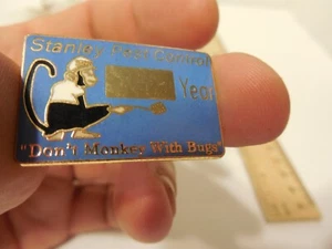 Vintage Stanley Pest Control Monkey with Bugs Tie Tac Pin 90s - Imagen 1 de 6