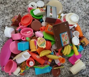Vintage Barbie Traumhaus Küche Zubehör Essen Töpfe Utensilien Tassen Teller B8 - Bild 1 von 2
