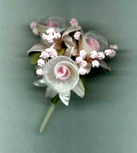 BRAUTPUPPE STRAUSS -3 große rosa Seidenrosen mit rosa Akzent Blumen umwickelte Stiele - Bild 1 von 3