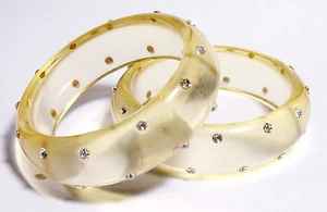 2 Mid Century CHUNKY Vintage CHAMPAGNE LUCITE/Crystal BANGLE BRACELETS - Picture 1 of 3