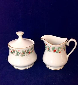 BEAUTIFUL CHINA PEARL NOEL Creamer & Sugar Bowl BERRY & HOLLY Black Mark - Picture 1 of 5