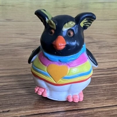 Boneco de ação Thinkway Toys Happy Feet Lovelace pinguim em suéter arco-íris 1” - Imagem 1 de 4