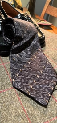 NUEVA CORBATA GEOMÉTRICA BILL BLASS ETIQUETA NEGRA SEDA GRIS OSCURO Y DORADO PARA HOMBRE Foto 1 de 4