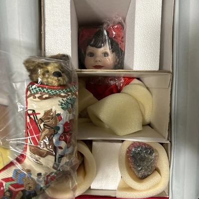 TOTALMENTE NUEVO Marie Osmond Baby Annette Porcelana Navidad Medias Muñeca de Vacaciones Foto 1 de 4