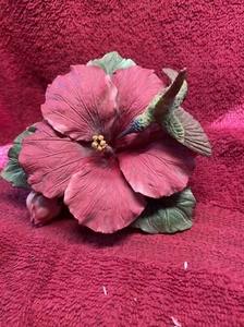 Small Novelty Painted Resin Hummingbird w/ Hibiscus Figurine - Picture 1 of 6