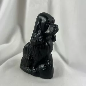 Estatuilla de perro Cocker Spaniel de 3,5"" sentada con bola negro carbón ojos rojos artesanal - Imagen 1 de 8
