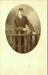RPPC Joven con Valla Utilería de Estudio Paul Rohfing Milwaukee Postal con Foto Real - Imagen 1 de 2