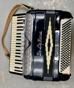 DE LA ROSA Accordion - Picture 1 of 7