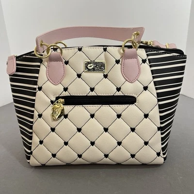 Cartera Luv Betsey Johnson Acolchada Corazón y Rayas Rosa Crema Negra Tono Dorado Metal Foto 1 de 4