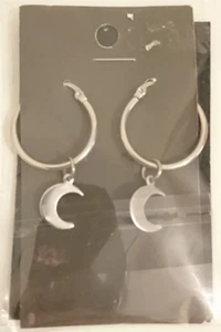 Scarlet in Chains - Silver Metal Crescent Moon Earrings - Goth/Alternative - New - Picture 1 of 2